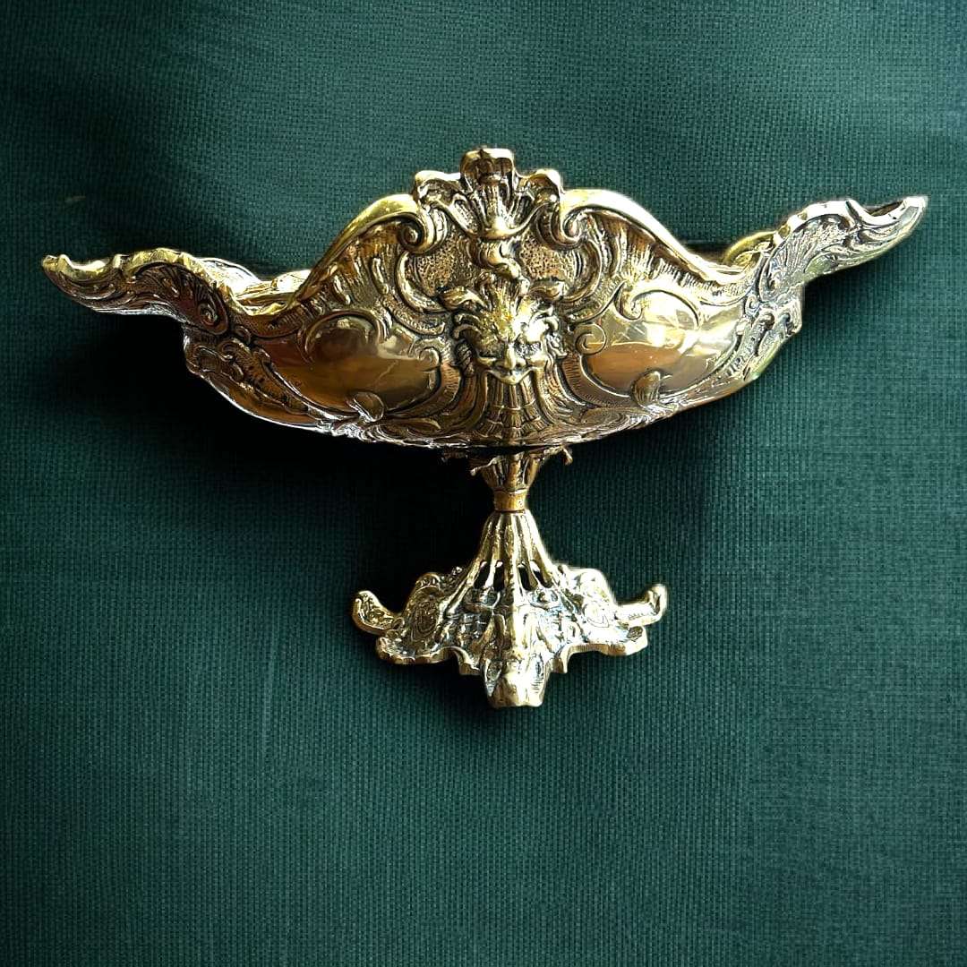 Centro Floral de Bronce Antiguo con Decoración Clásica - Cositas Antiguas – La Guadaña, Anticuarios Online en Jerez , vender antigüedades, muebles antiguos