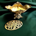 Centro Floral de Bronce Antiguo con Decoración Clásica - Cositas Antiguas – La Guadaña, Anticuarios Online en Jerez , vender antigüedades, muebles antiguos