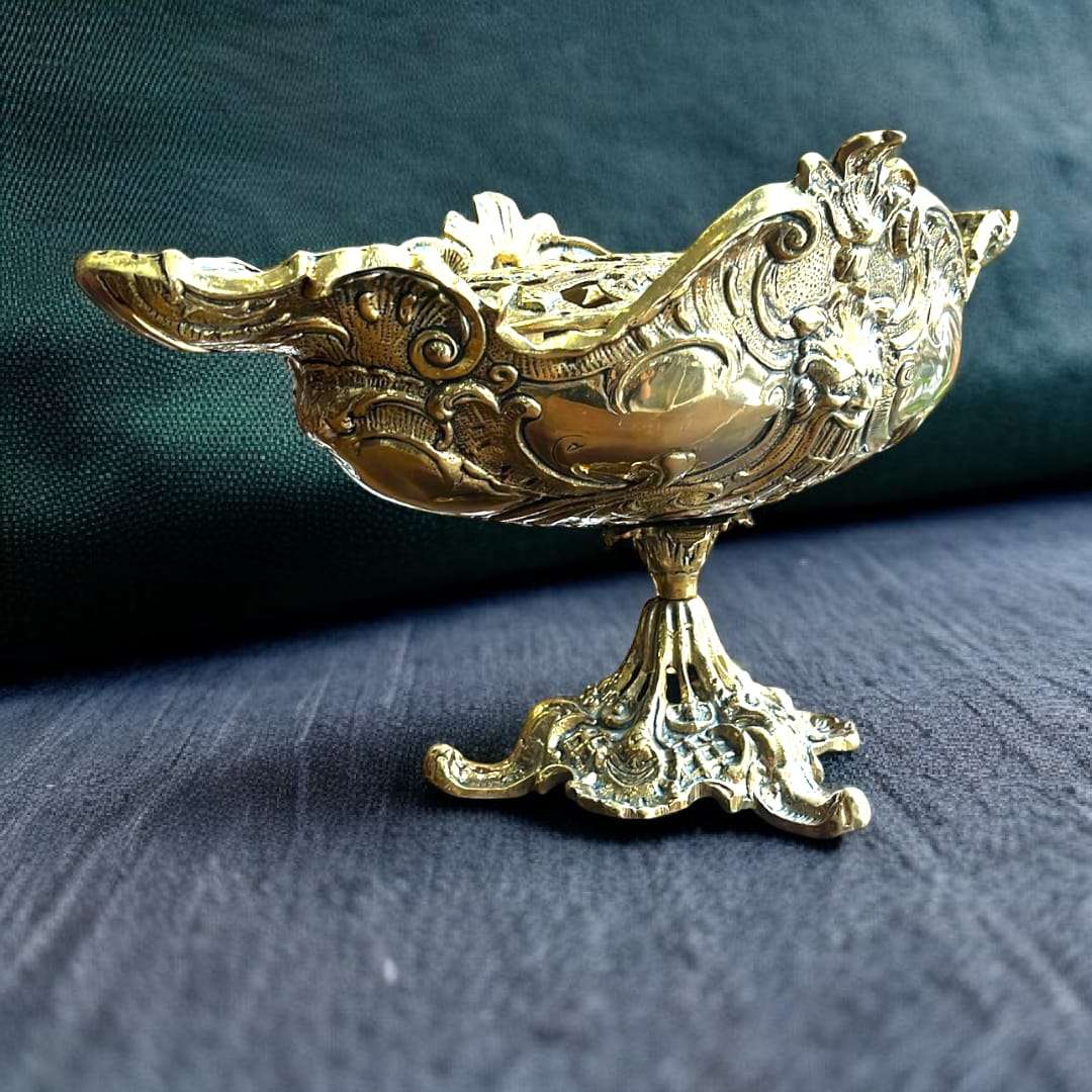 Centro Floral de Bronce Antiguo con Decoración Clásica - Cositas Antiguas – La Guadaña, Anticuarios Online en Jerez , vender antigüedades, muebles antiguos