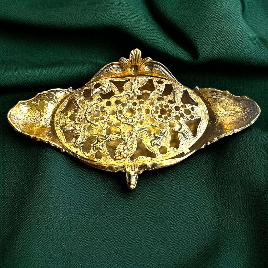 Centro Floral de Bronce Antiguo con Decoración Clásica - Cositas Antiguas – La Guadaña, Anticuarios Online en Jerez , vender antigüedades, muebles antiguos