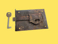 Cerradura de Forja Antigua con Llave Original – Autenticidad - Cositas Antiguas – La Guadaña, Anticuarios Online en Jerez , vender antigüedades, muebles antiguos