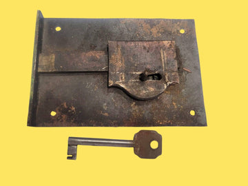 Cerradura de Forja Antigua con Llave Original – Autenticidad - Cositas Antiguas – La Guadaña, Anticuarios Online en Jerez , vender antigüedades, muebles antiguos