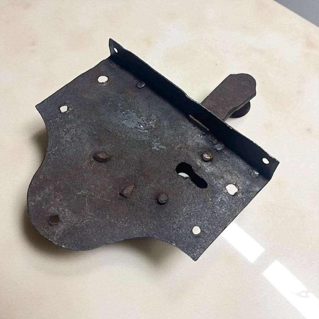 Cerradura antigua de hierro forjado, cerradura de borjas - Cositas Antiguas – La Guadaña, Anticuarios Online en Jerez , vender antigüedades, muebles antiguos