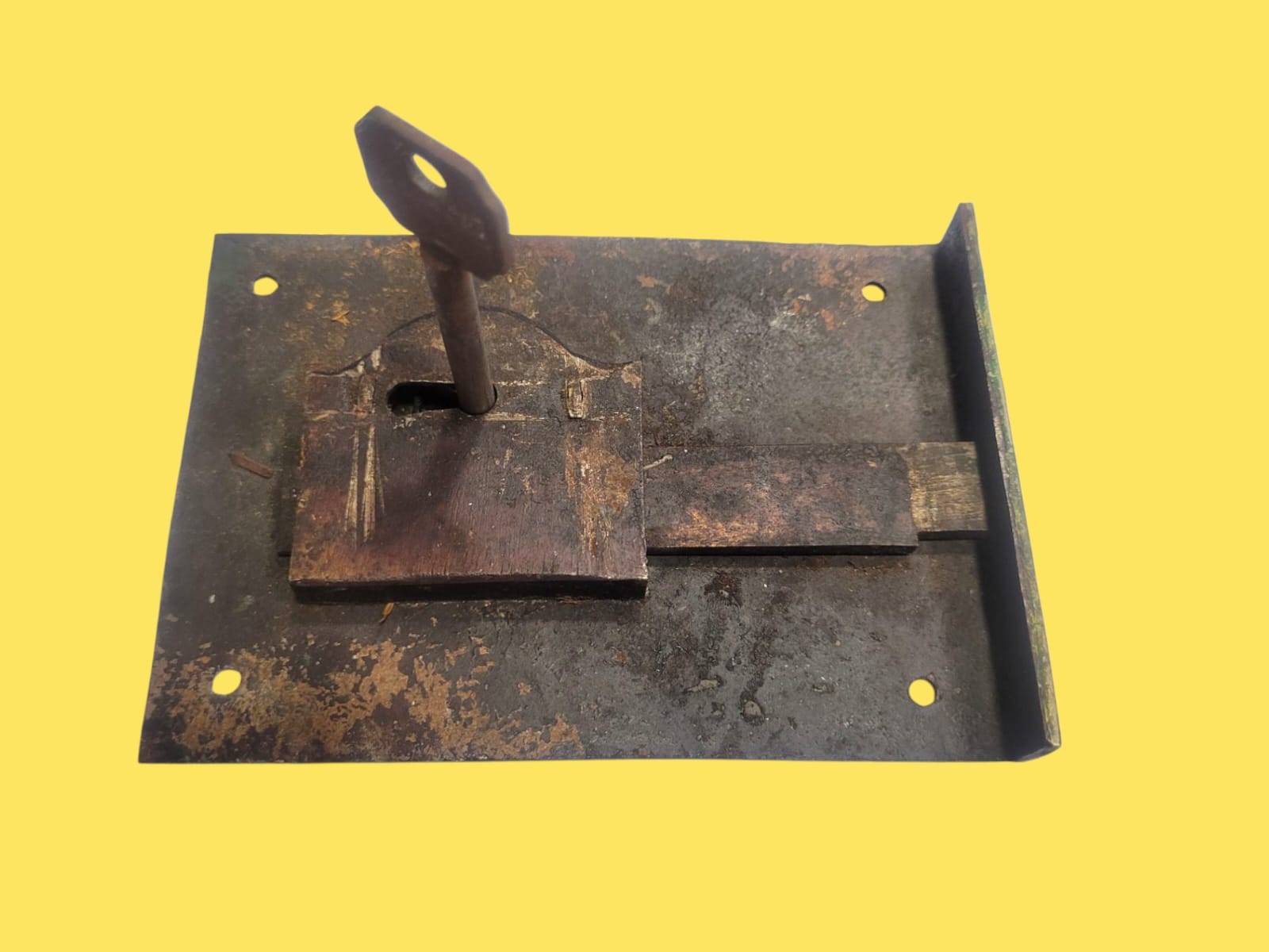 Cerradura de Forja Antigua con Llave Original – Autenticidad - Cositas Antiguas – La Guadaña, Anticuarios Online en Jerez , vender antigüedades, muebles antiguos