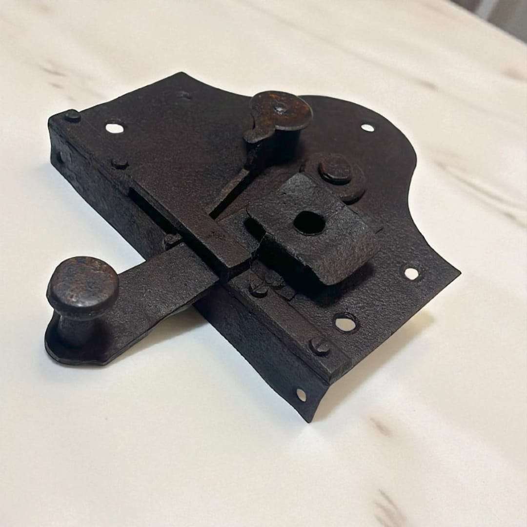 Cerradura antigua de hierro forjado, cerradura de borjas - Cositas Antiguas – La Guadaña, Anticuarios Online en Jerez , vender antigüedades, muebles antiguos