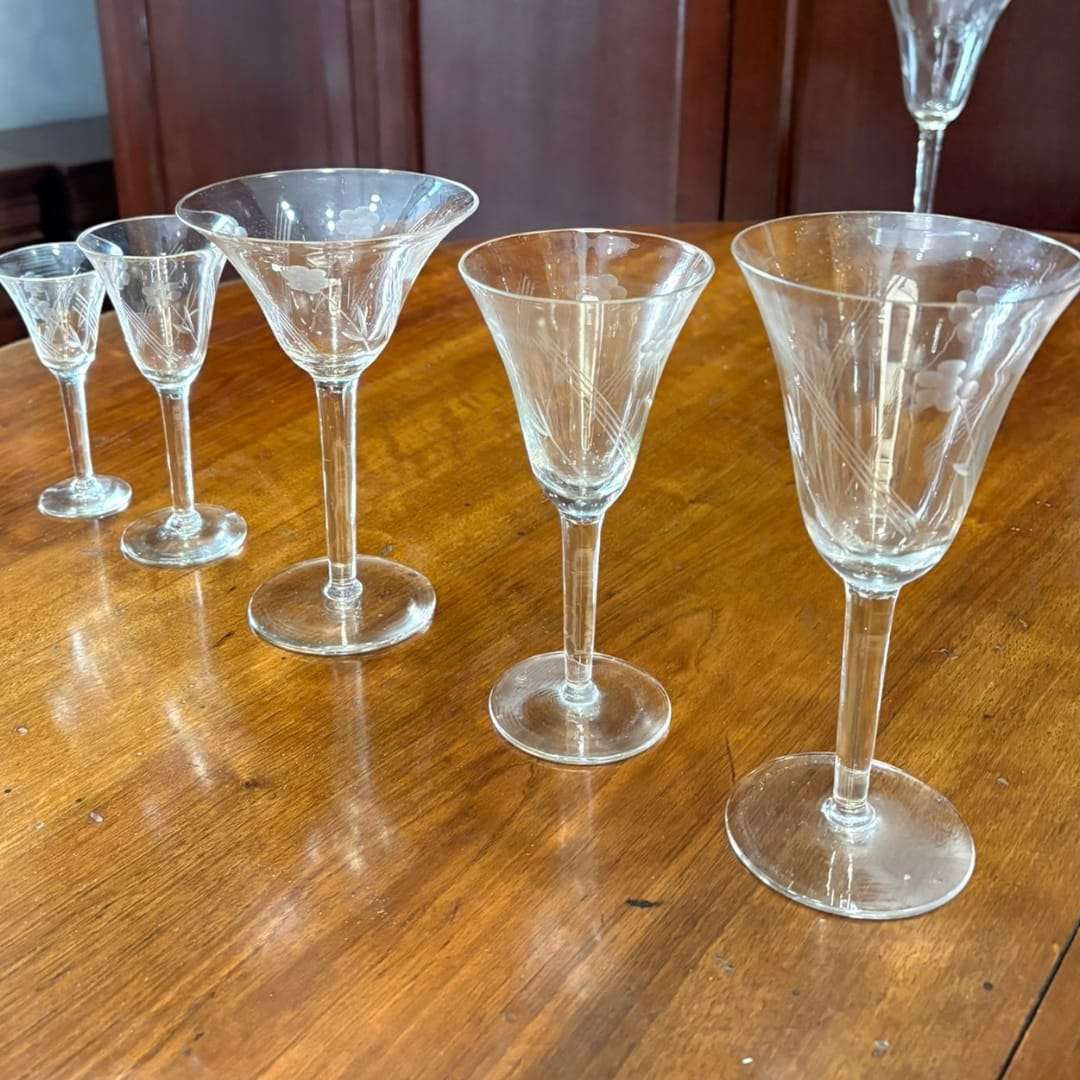 Cristaleria antigua completa para 8 comensales con licorera - Cositas Antiguas – La Guadaña, Anticuarios Online en Jerez , vender antigüedades, muebles antiguos
