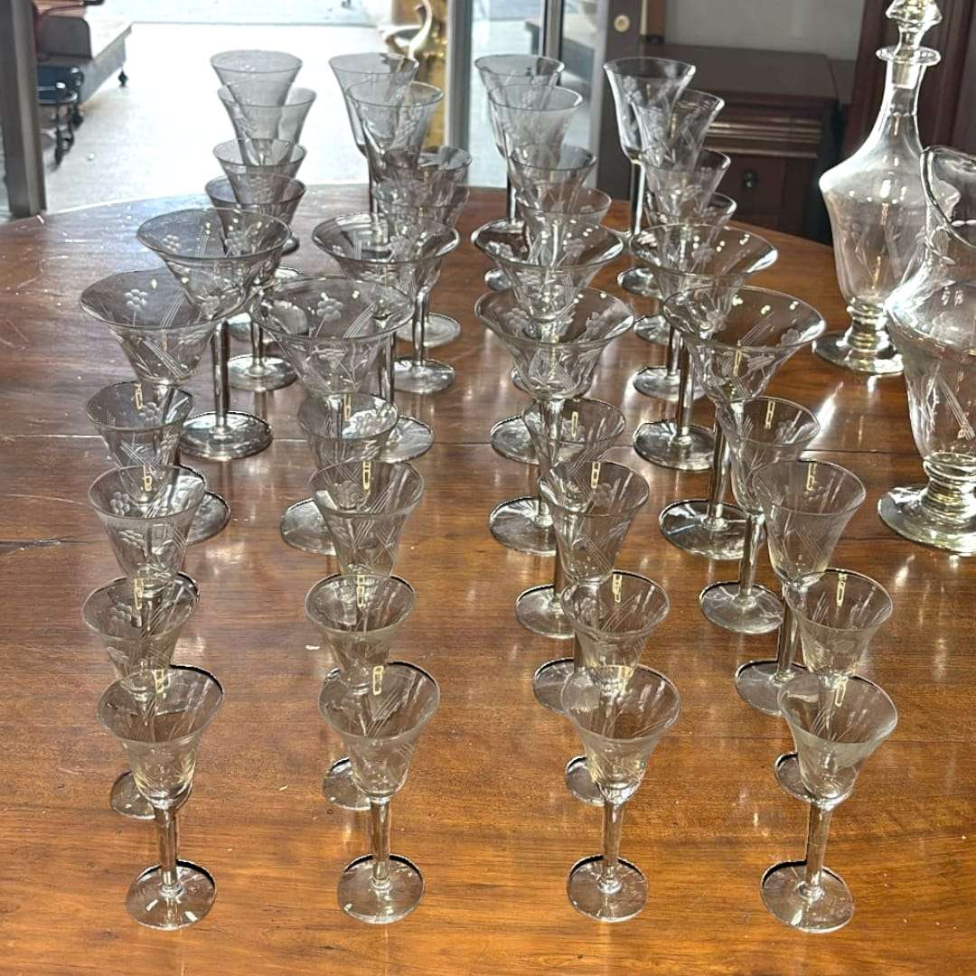 Cristaleria antigua completa para 8 comensales con licorera - Cositas Antiguas – La Guadaña, Anticuarios Online en Jerez , vender antigüedades, muebles antiguos
