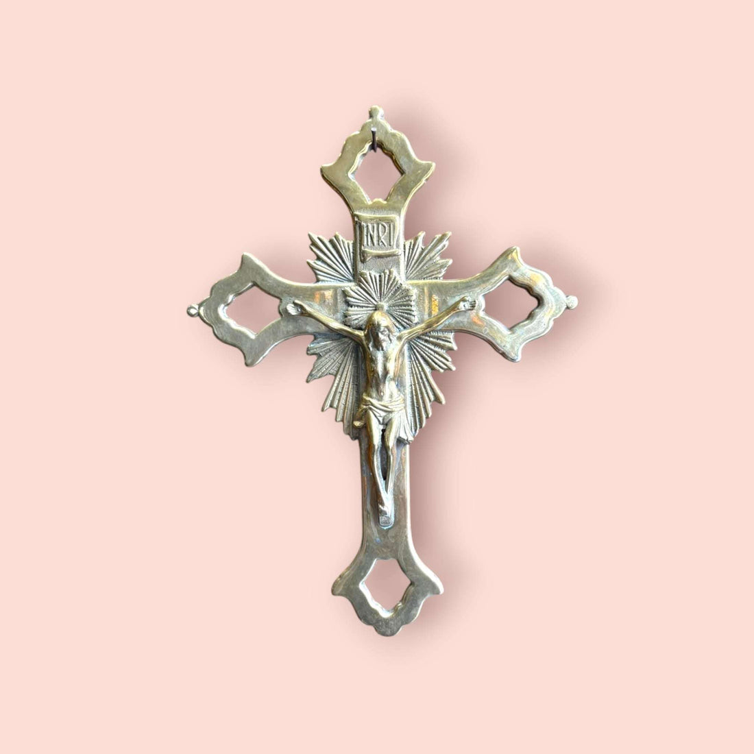 Crucifijo de metal dorado decorativo – elegancia - Cositas Antiguas – La Guadaña, Anticuarios Online en Jerez , vender antigüedades, muebles antiguos