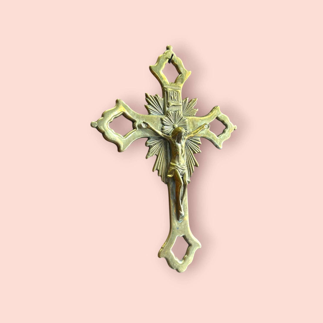 Crucifijo de metal dorado decorativo – elegancia - Cositas Antiguas – La Guadaña, Anticuarios Online en Jerez , vender antigüedades, muebles antiguos