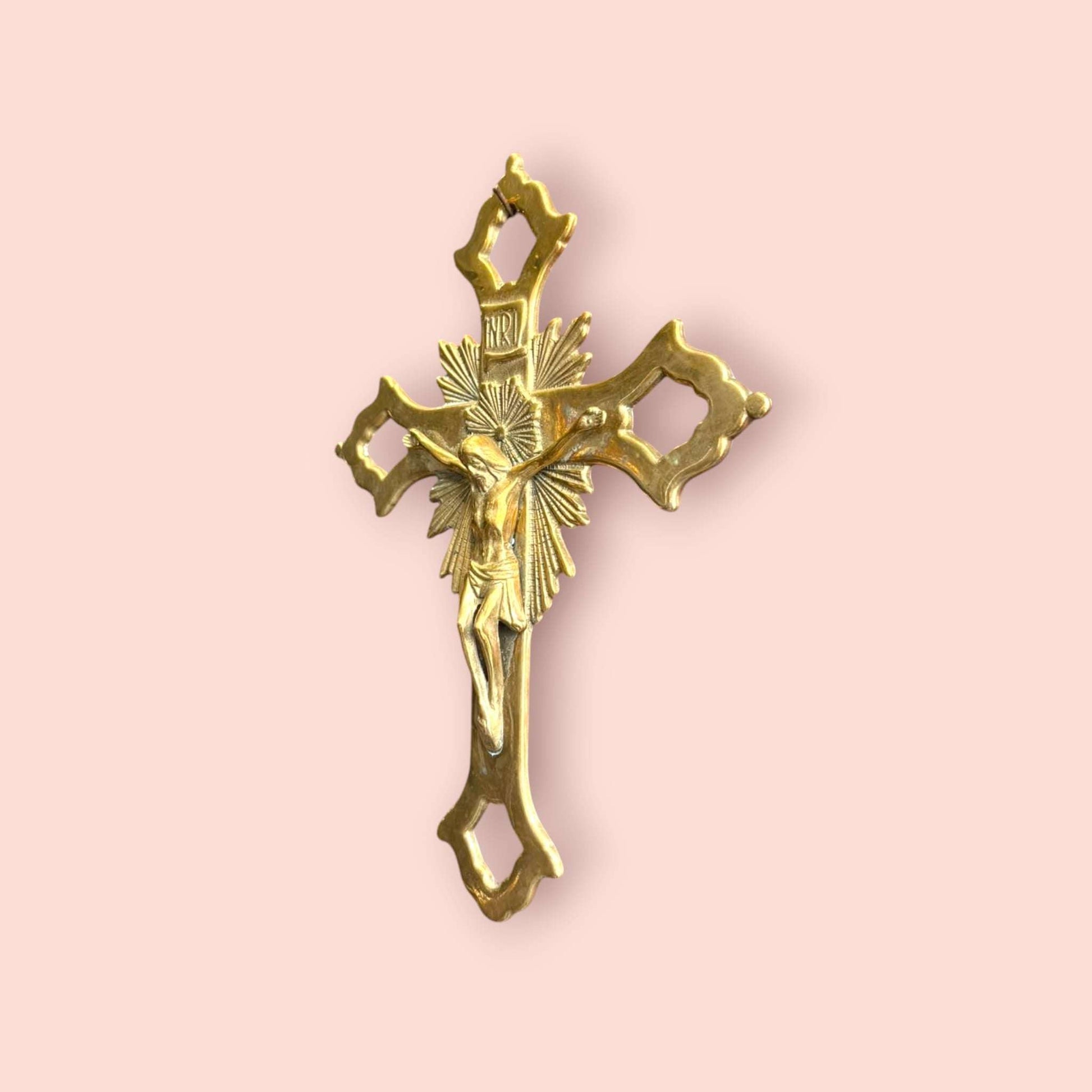 Crucifijo de metal dorado decorativo – elegancia - Cositas Antiguas – La Guadaña, Anticuarios Online en Jerez , vender antigüedades, muebles antiguos