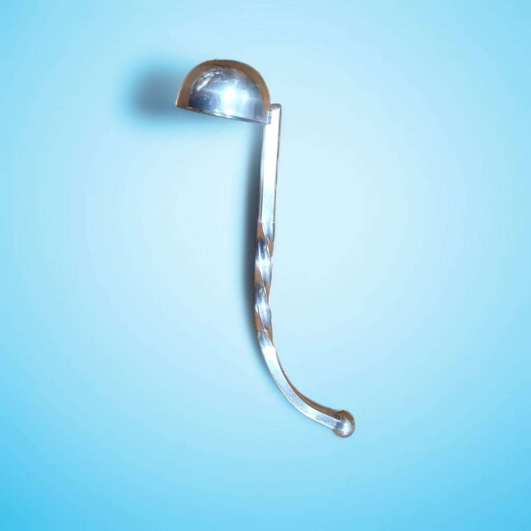 Cucharón salsero de metal plateado – Elegancia funcional - Cositas Antiguas – La Guadaña, Anticuarios Online en Jerez , vender antigüedades, muebles antiguos