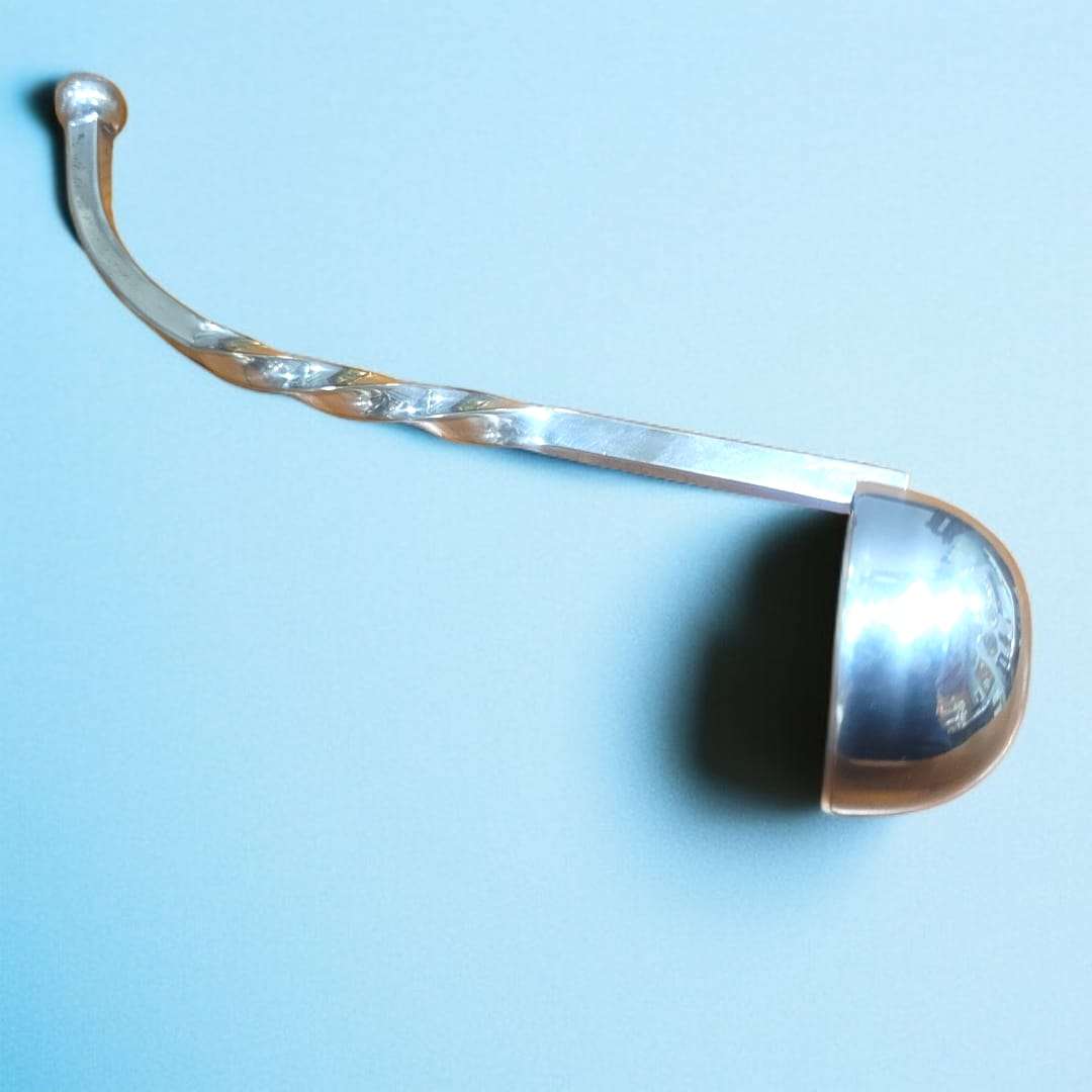 Cucharón salsero de metal plateado – Elegancia funcional - Cositas Antiguas – La Guadaña, Anticuarios Online en Jerez , vender antigüedades, muebles antiguos