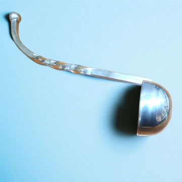 Cucharón salsero de metal plateado – Elegancia funcional - Cositas Antiguas – La Guadaña, Anticuarios Online en Jerez , vender antigüedades, muebles antiguos