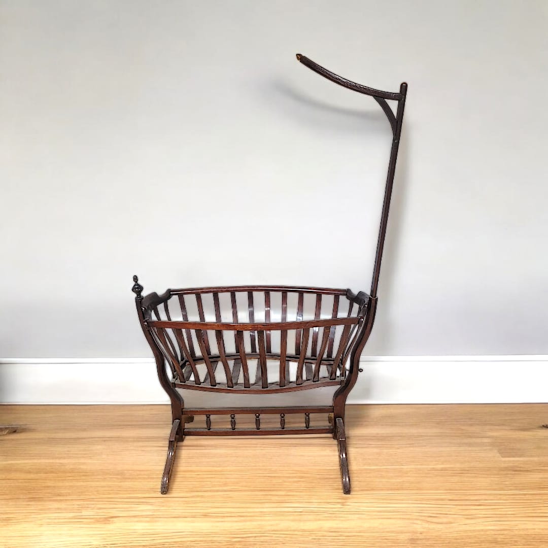 Cuna Mecedora Vienesa Art Nouveau: Elegancia 1890-1920 - Cositas Antiguas – La Guadaña, Anticuarios Online en Jerez , vender antigüedades, muebles antiguos