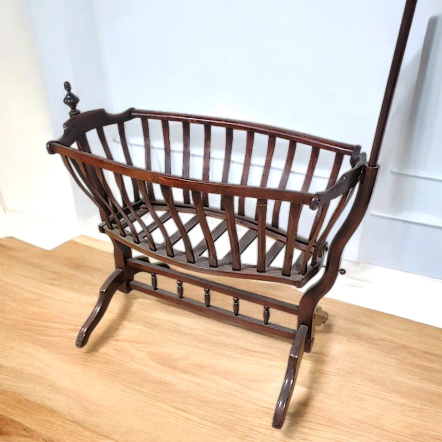 Cuna Mecedora Vienesa Art Nouveau: Elegancia 1890-1920 - Cositas Antiguas – La Guadaña, Anticuarios Online en Jerez , vender antigüedades, muebles antiguos