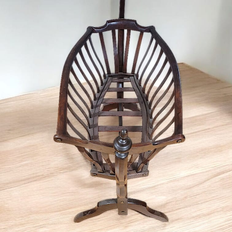 Cuna Mecedora Vienesa Art Nouveau: Elegancia 1890-1920 - Cositas Antiguas – La Guadaña, Anticuarios Online en Jerez , vender antigüedades, muebles antiguos