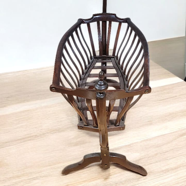 Cuna Mecedora Vienesa Art Nouveau: Elegancia 1890-1920 - Cositas Antiguas – La Guadaña, Anticuarios Online en Jerez , vender antigüedades, muebles antiguos