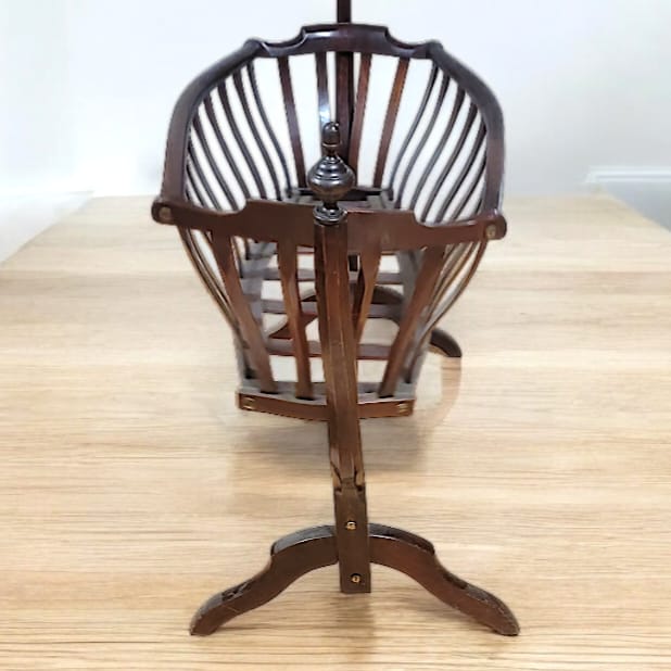Cuna Mecedora Vienesa Art Nouveau: Elegancia 1890-1920 - Cositas Antiguas – La Guadaña, Anticuarios Online en Jerez , vender antigüedades, muebles antiguos