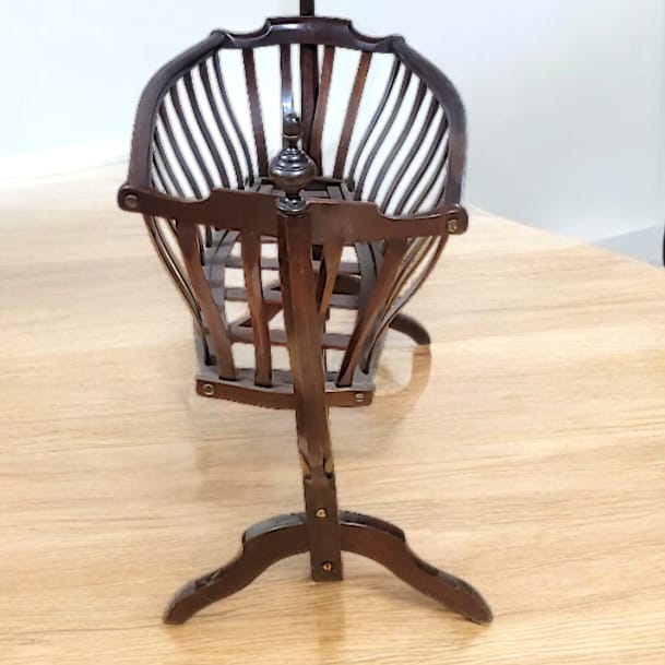 Cuna Mecedora Vienesa Art Nouveau: Elegancia 1890-1920 - Cositas Antiguas – La Guadaña, Anticuarios Online en Jerez , vender antigüedades, muebles antiguos