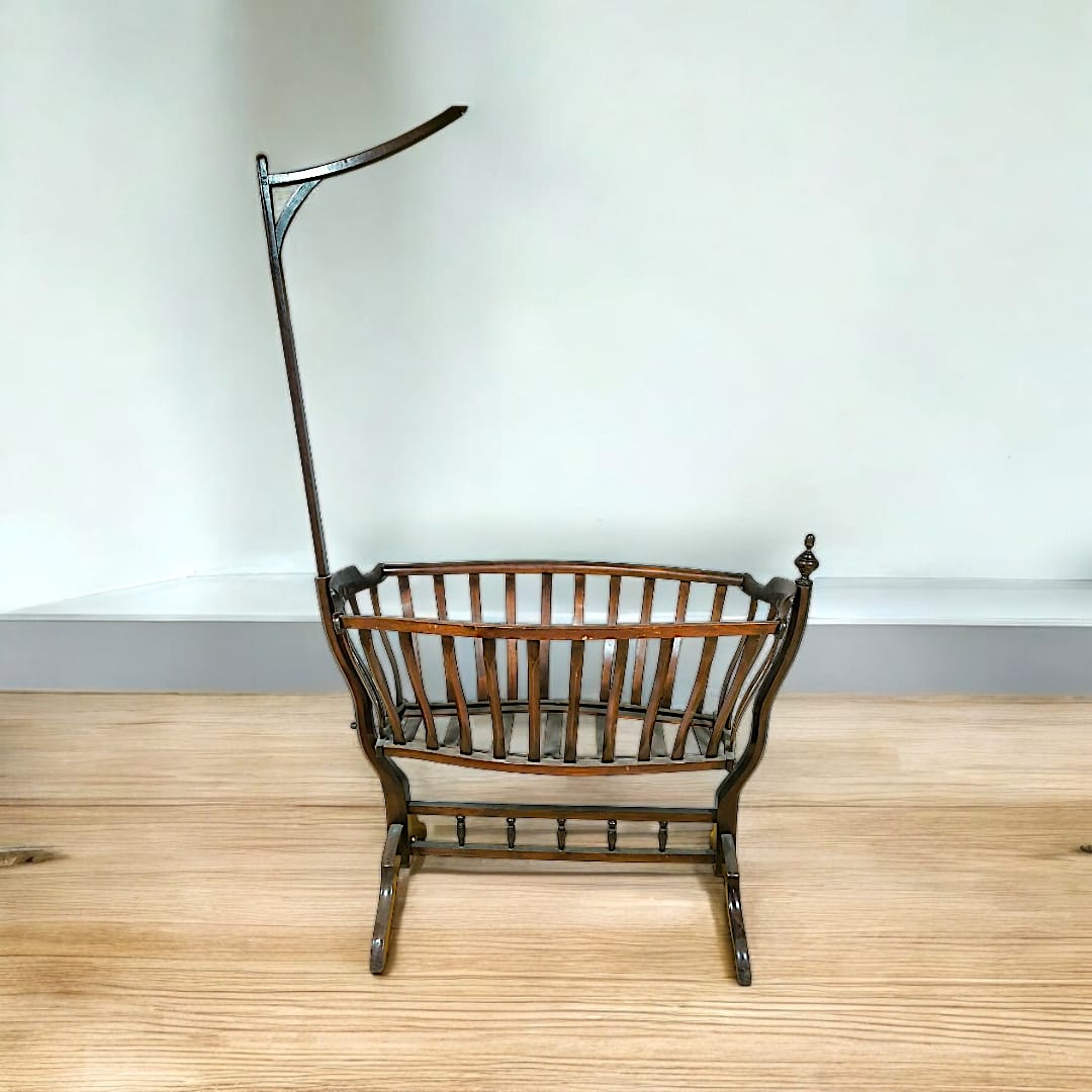 Cuna Mecedora Vienesa Art Nouveau: Elegancia 1890-1920 - Cositas Antiguas – La Guadaña, Anticuarios Online en Jerez , vender antigüedades, muebles antiguos