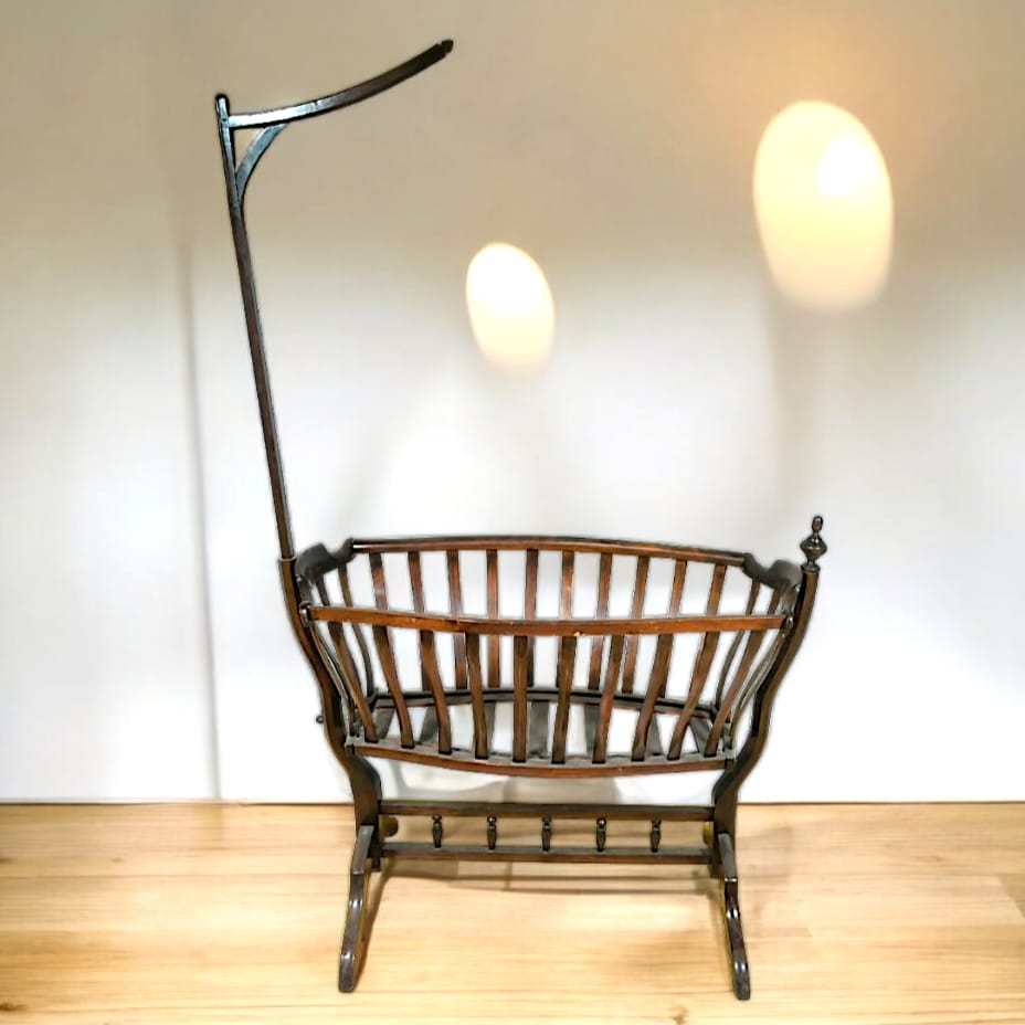 Cuna Mecedora Vienesa Art Nouveau: Elegancia 1890-1920 - Cositas Antiguas – La Guadaña, Anticuarios Online en Jerez , vender antigüedades, muebles antiguos
