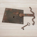 Cerradura antigua de hierro con llave – Seguridad y estilo - Cositas Antiguas – La Guadaña, Anticuarios Online en Jerez , vender antigüedades, muebles antiguos