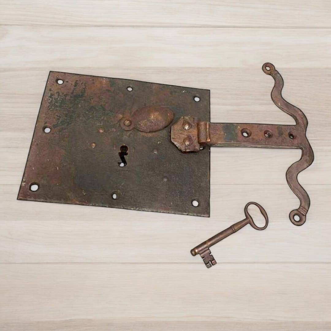 Cerradura antigua de hierro con llave – Seguridad y estilo - Cositas Antiguas – La Guadaña, Anticuarios Online en Jerez , vender antigüedades, muebles antiguos