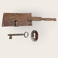 Cerradura de hierro con llave – Seguridad rústica y estilo - Cositas Antiguas – La Guadaña, Anticuarios Online en Jerez , vender antigüedades, muebles antiguos