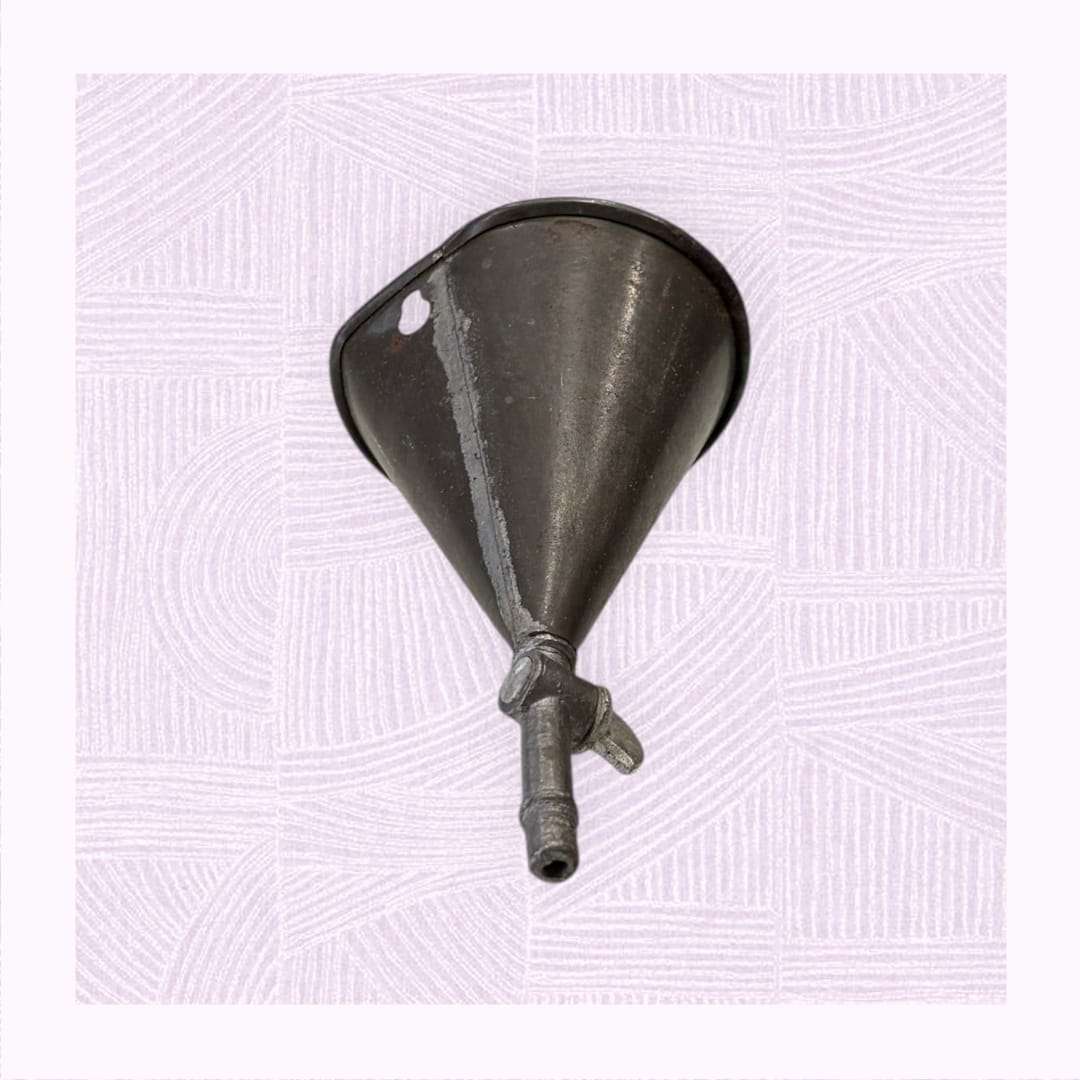 Embudo de farmacia antiguo – pieza de chapa con llave - Cositas Antiguas – La Guadaña, Anticuarios Online en Jerez , vender antigüedades, muebles antiguos
