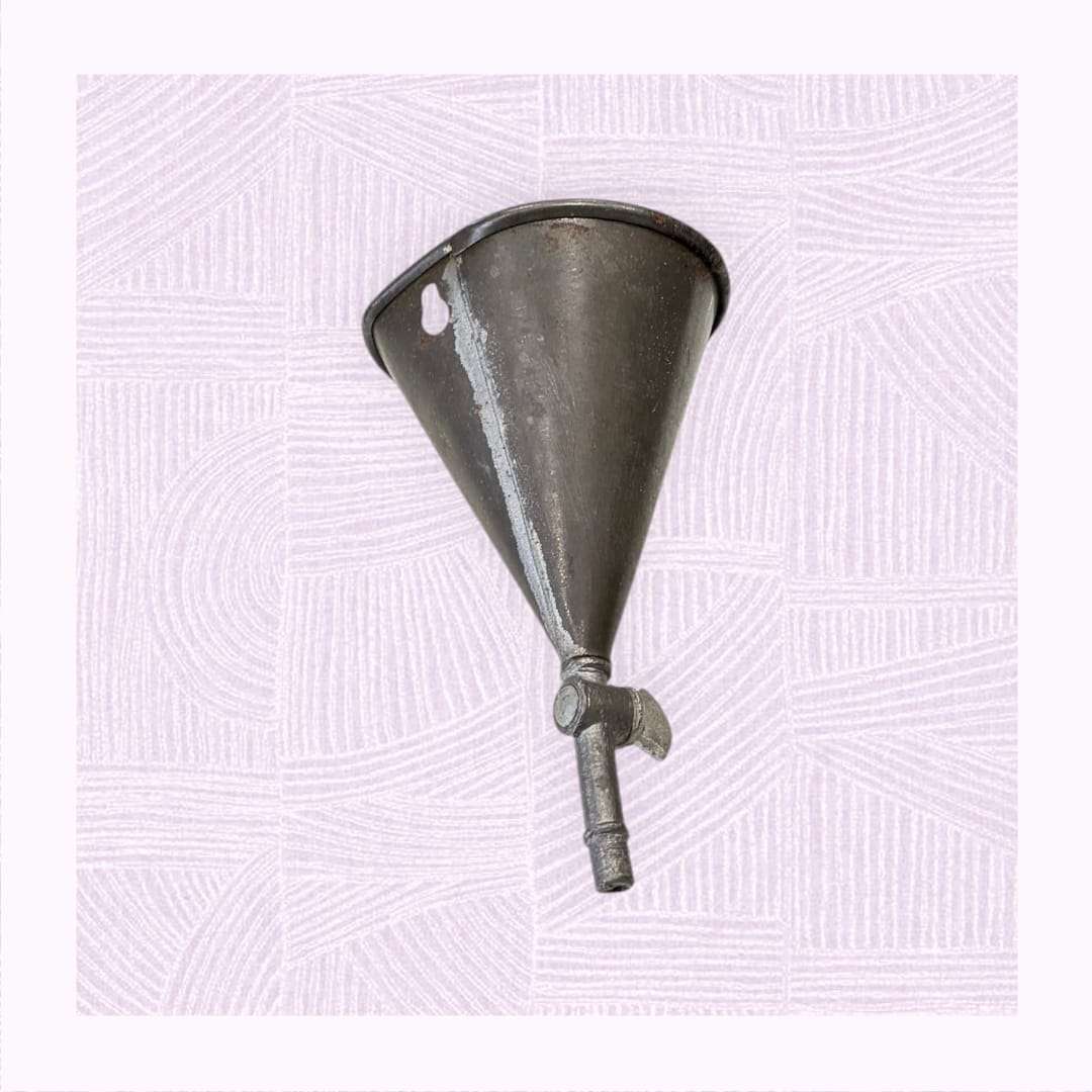 Embudo de farmacia antiguo – pieza de chapa con llave - Cositas Antiguas – La Guadaña, Anticuarios Online en Jerez , vender antigüedades, muebles antiguos