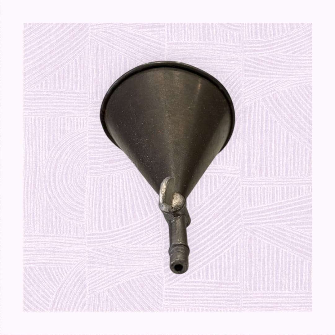 Embudo de farmacia antiguo – pieza de chapa con llave - Cositas Antiguas – La Guadaña, Anticuarios Online en Jerez , vender antigüedades, muebles antiguos