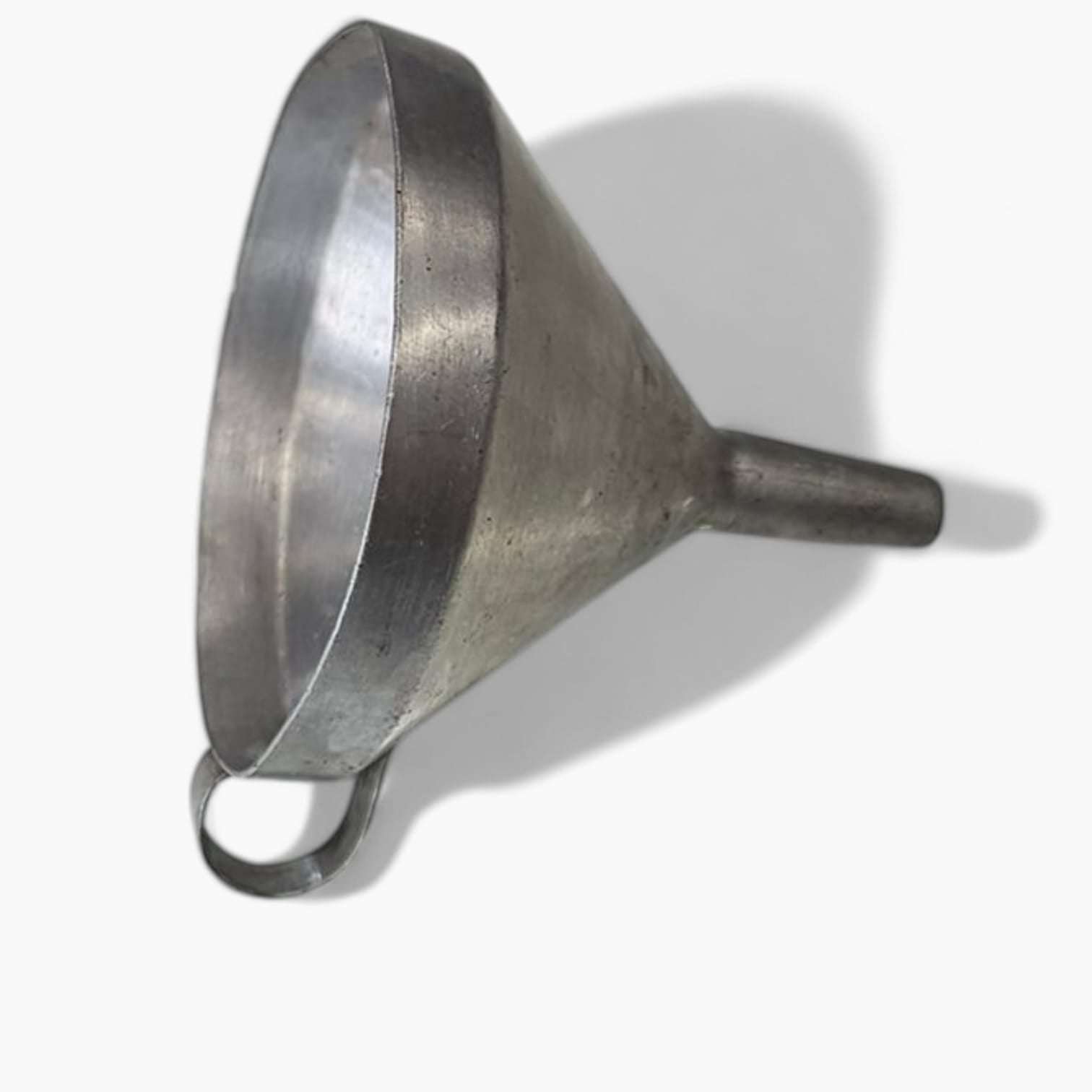 Embudo metálico antiguo – pieza artesanal funcional - Cositas Antiguas – La Guadaña, Anticuarios Online en Jerez , vender antigüedades, muebles antiguos
