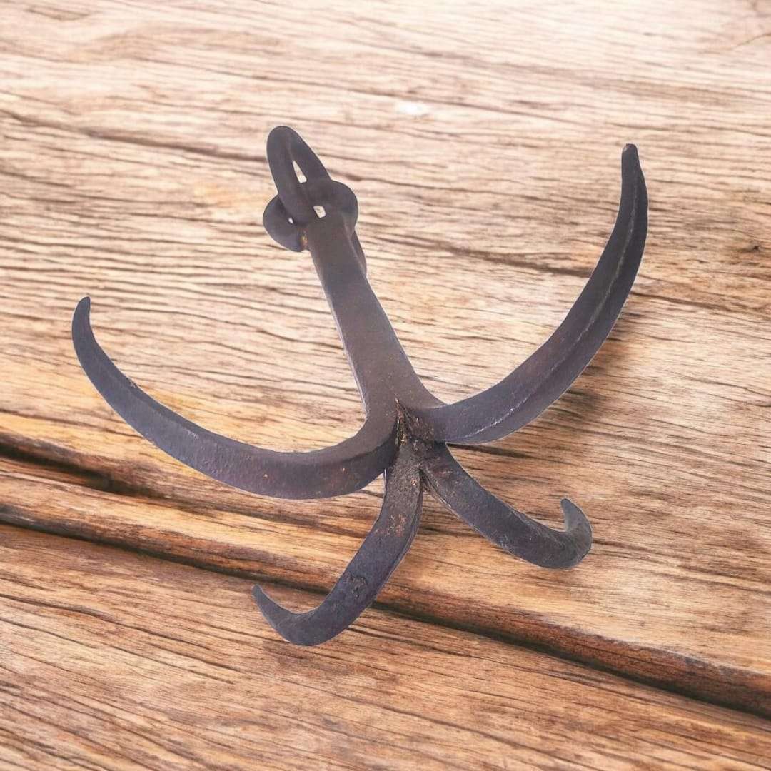 Gancho garabato de forja antiguo con 4 garras curvas - Cositas Antiguas – La Guadaña, Anticuarios Online en Jerez , vender antigüedades, muebles antiguos