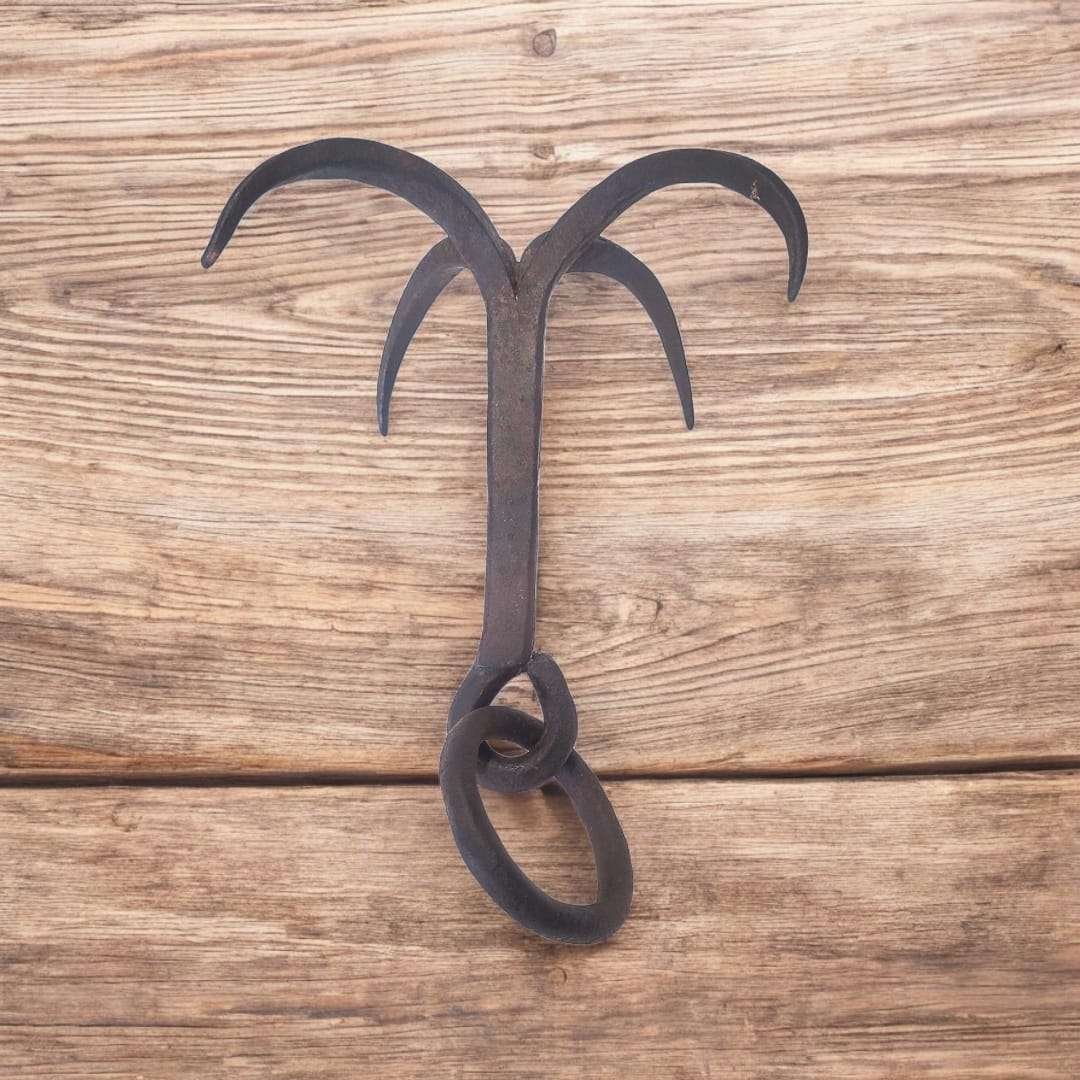 Gancho garabato de forja antiguo con 4 garras curvas - Cositas Antiguas – La Guadaña, Anticuarios Online en Jerez , vender antigüedades, muebles antiguos