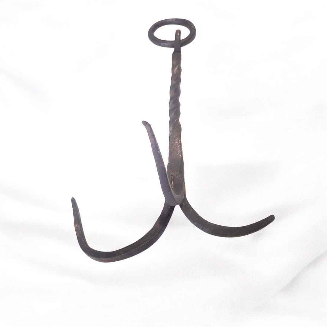 Gancho garabato de forja antigua con 3 garras y anilla - Cositas Antiguas – La Guadaña, Anticuarios Online en Jerez , vender antigüedades, muebles antiguos