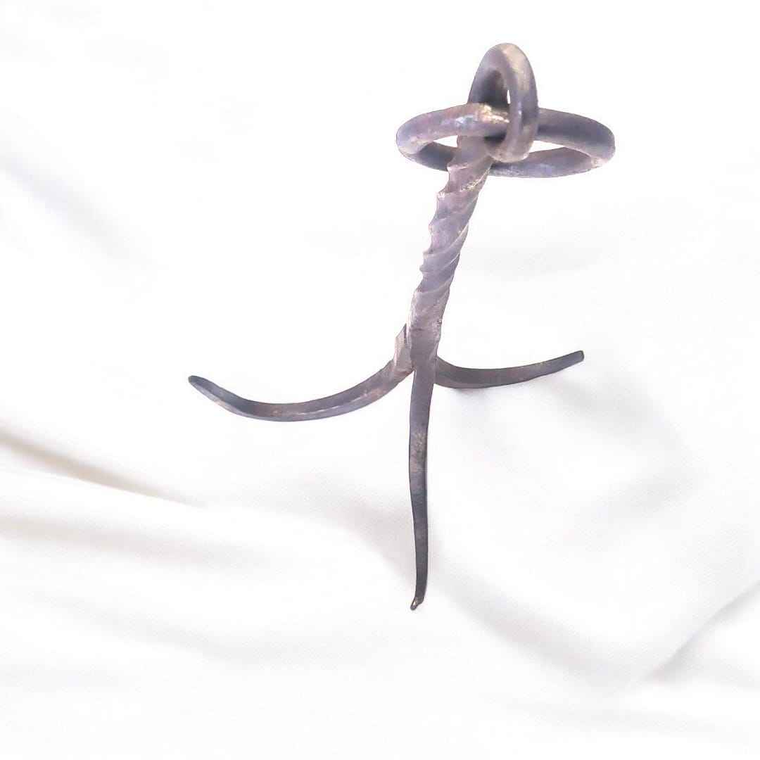 Gancho garabato de forja antigua con 3 garras y anilla - Cositas Antiguas – La Guadaña, Anticuarios Online en Jerez , vender antigüedades, muebles antiguos