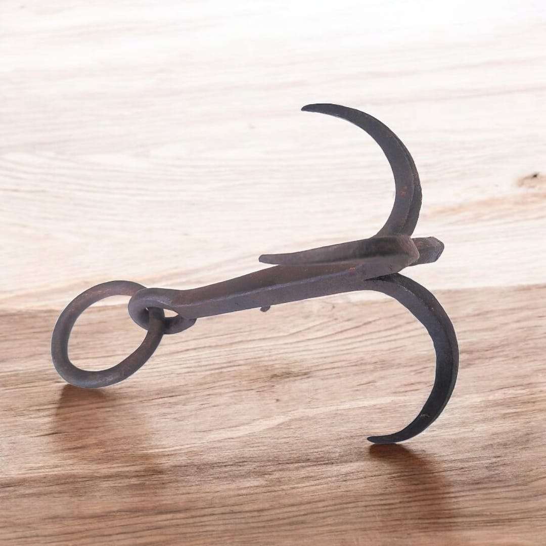 Gancho garabato de forja antiguo con 4 garras curvas - Cositas Antiguas – La Guadaña, Anticuarios Online en Jerez , vender antigüedades, muebles antiguos
