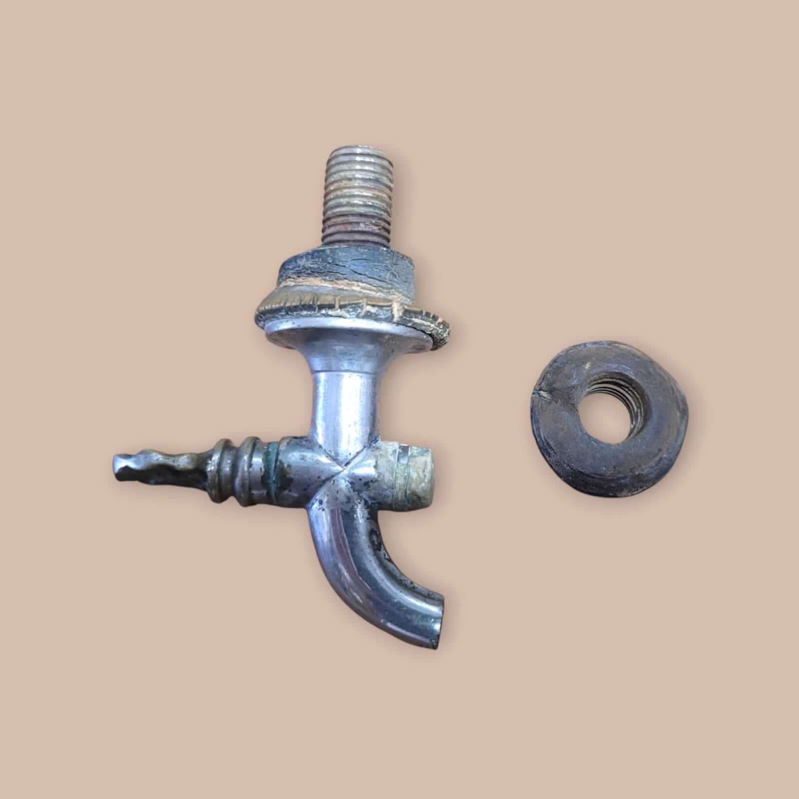 Grifo de aguamanil antiguo en metal, pieza única - Cositas Antiguas – La Guadaña, Anticuarios Online en Jerez , vender antigüedades, muebles antiguos