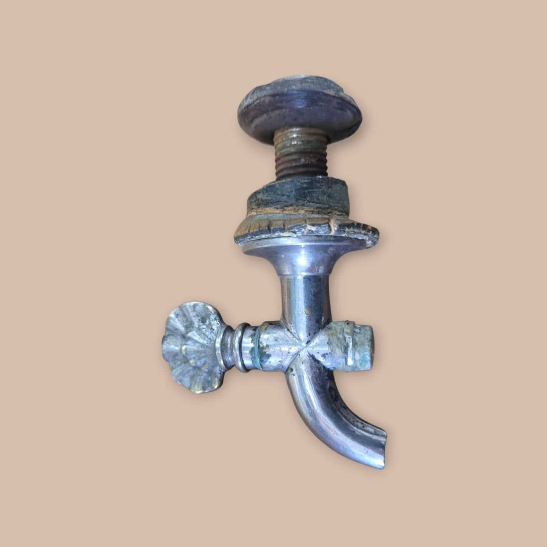 Grifo de aguamanil antiguo en metal, pieza única - Cositas Antiguas – La Guadaña, Anticuarios Online en Jerez , vender antigüedades, muebles antiguos