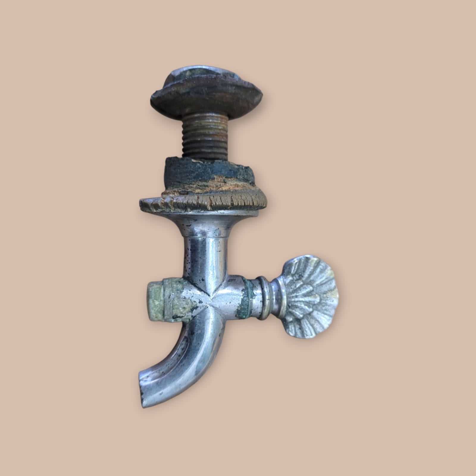 Grifo de aguamanil antiguo en metal, pieza única - Cositas Antiguas – La Guadaña, Anticuarios Online en Jerez , vender antigüedades, muebles antiguos