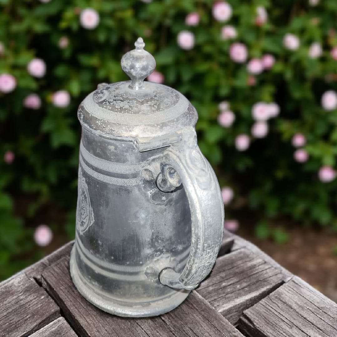 Jarra de Estaño de Peltre grabada con tapa vintage - Cositas Antiguas – La Guadaña, Anticuarios Online en Jerez , vender antigüedades, muebles antiguos