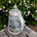 Jarra de Estaño de Peltre grabada con tapa vintage - Cositas Antiguas – La Guadaña, Anticuarios Online en Jerez , vender antigüedades, muebles antiguos
