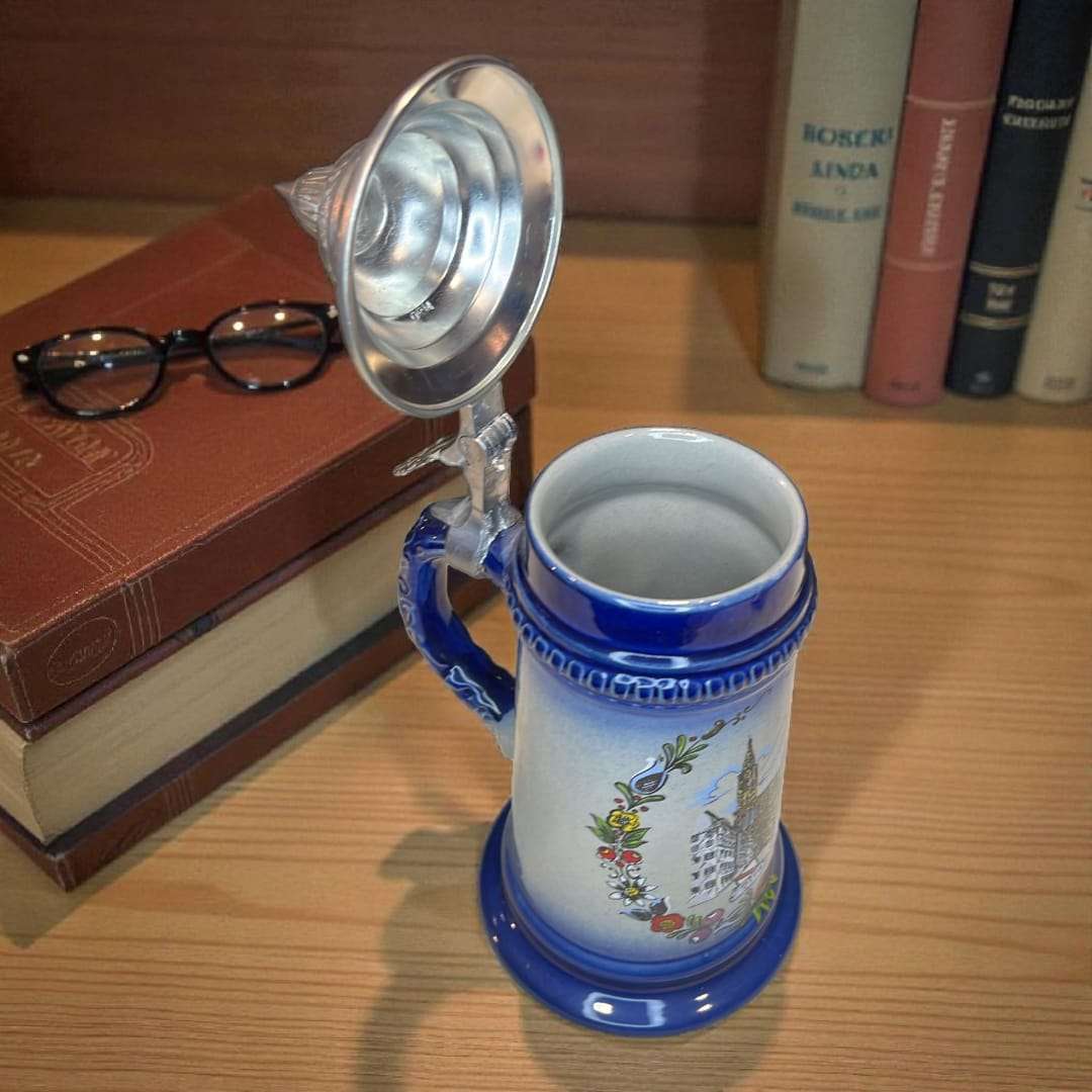 Jarra de cerveza alemana de porcelana con tapa metálica - Cositas Antiguas – La Guadaña, Anticuarios Online en Jerez , vender antigüedades, muebles antiguos
