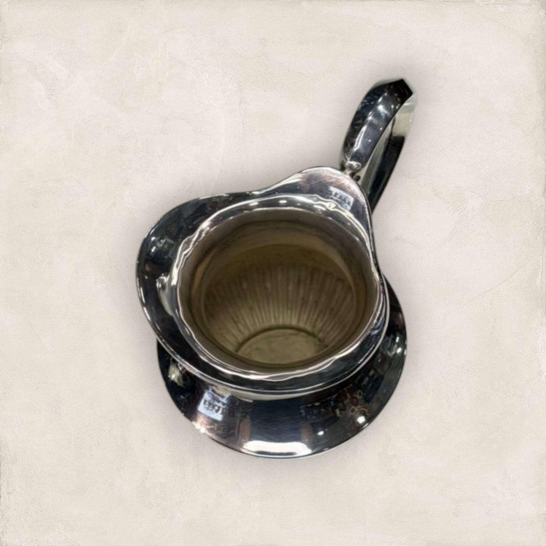 Jarra de Metal Plateado: Elegancia y Brillo en Cada Espacio - Cositas Antiguas – La Guadaña, Anticuarios Online en Jerez , vender antigüedades, muebles antiguos
