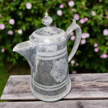 Jarra de Estaño de Peltre grabada con tapa vintage - Cositas Antiguas – La Guadaña, Anticuarios Online en Jerez , vender antigüedades, muebles antiguos