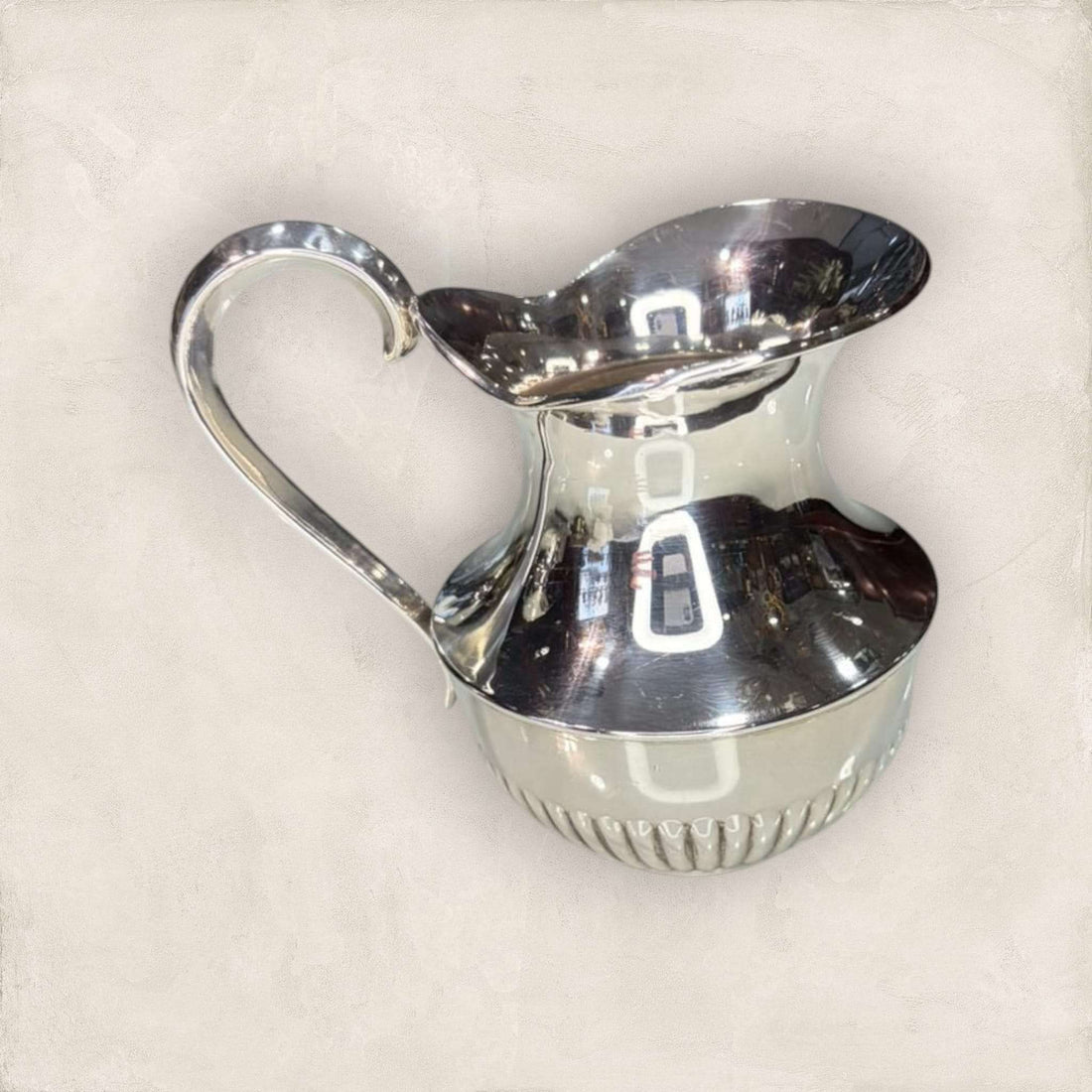 Jarra de Metal Plateado: Elegancia y Brillo en Cada Espacio - Cositas Antiguas – La Guadaña, Anticuarios Online en Jerez , vender antigüedades, muebles antiguos