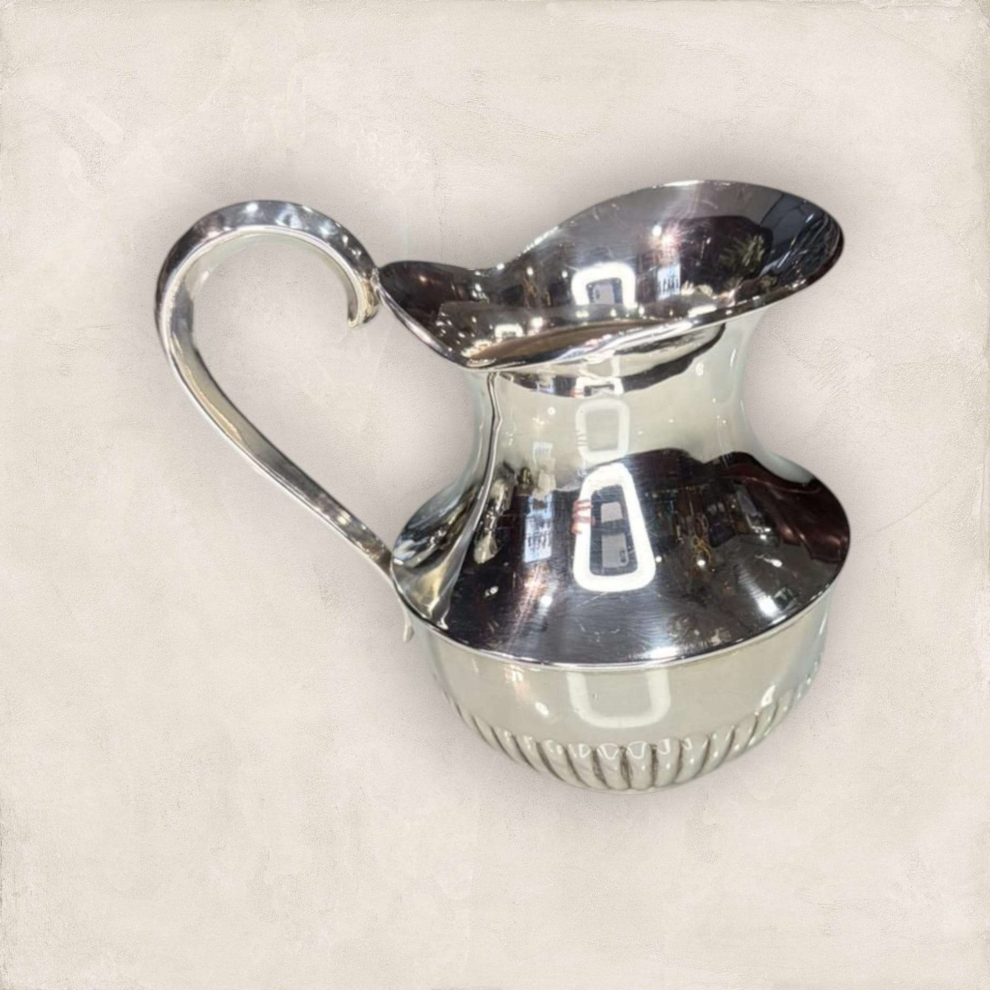Jarra de Metal Plateado: Elegancia y Brillo en Cada Espacio - Cositas Antiguas – La Guadaña, Anticuarios Online en Jerez , vender antigüedades, muebles antiguos