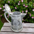 Jarra de Estaño de Peltre grabada con tapa vintage - Cositas Antiguas – La Guadaña, Anticuarios Online en Jerez , vender antigüedades, muebles antiguos