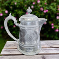 Jarra de Estaño de Peltre grabada con tapa vintage - Cositas Antiguas – La Guadaña, Anticuarios Online en Jerez , vender antigüedades, muebles antiguos