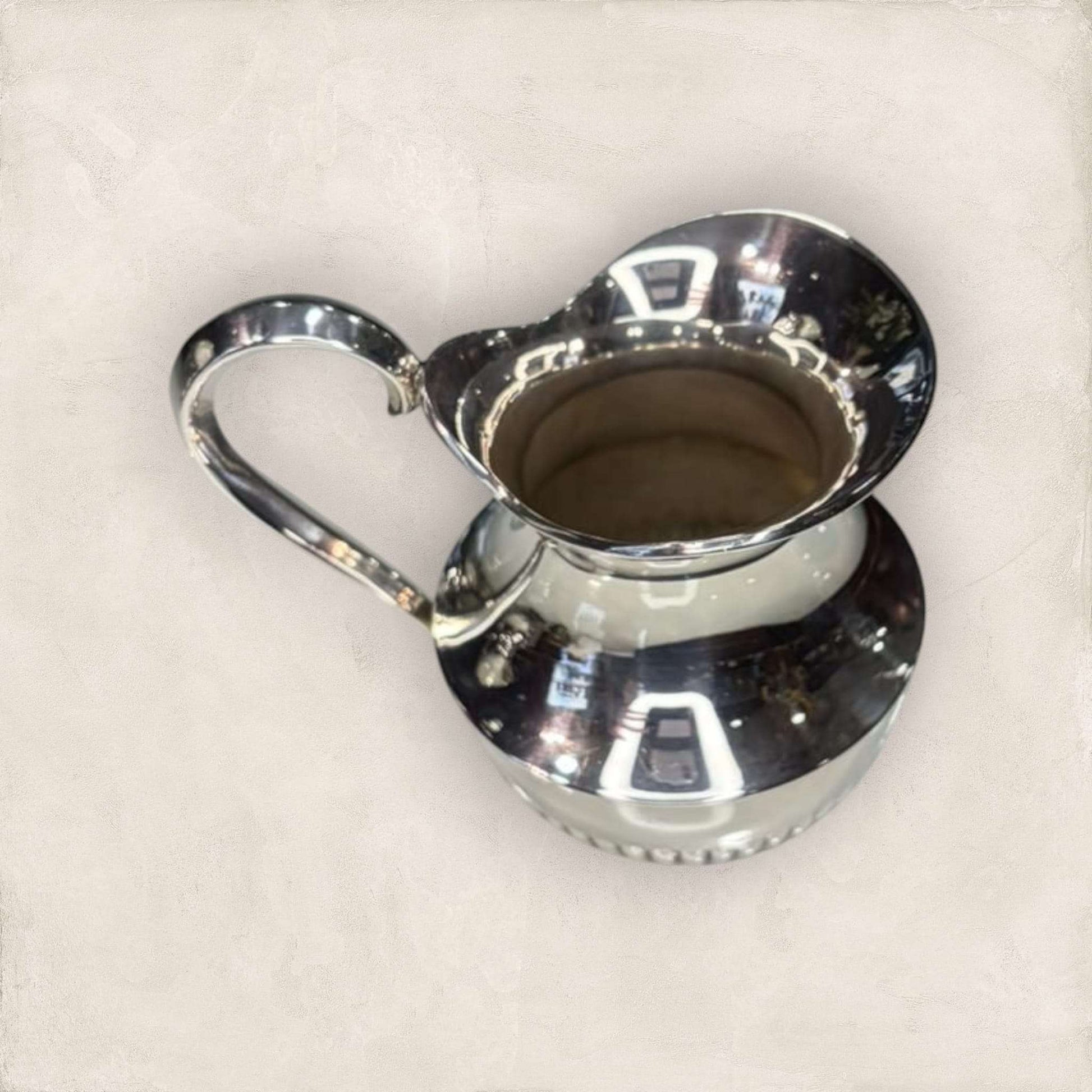 Jarra de Metal Plateado: Elegancia y Brillo en Cada Espacio - Cositas Antiguas – La Guadaña, Anticuarios Online en Jerez , vender antigüedades, muebles antiguos